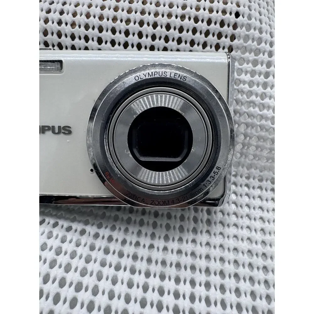 Olympus FE-5020 12MP Digital Camera 5x Zoom LCD Damaged Powers On For Parts